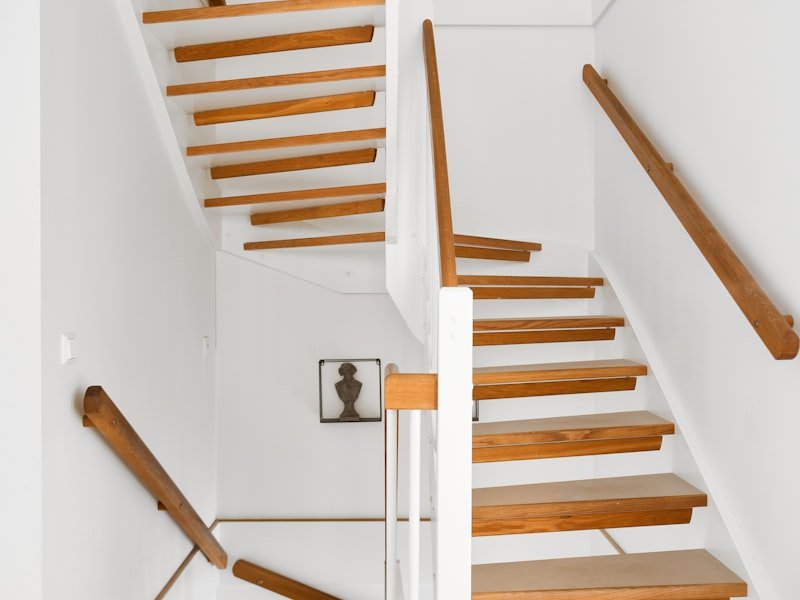 Modern open-tread oak staircase with floating treads